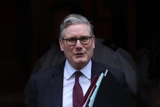 Thủ tướng Anh Keir Starmer rời văn phòng tại London ngày 4/2. Ảnh: AFP