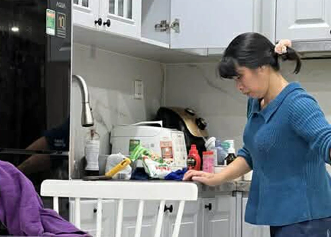 Người dọn nhà theo giờ trong chung cư ở Tây Mỗ. Ảnh: Ngô Cường