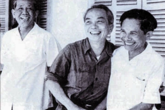 Tổng bí thư Lê Duẩn, đại tướng Võ Nguyên Giáp và ông Hồ Nghinh trong một lần gặp mặt tại Quảng Nam - Đà Nẵng. Ảnh tư liệu.