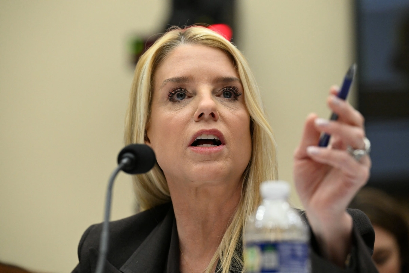 Bộ trưởng Mỹ đấu khẩu tại Hạ viện về hồ sơ Epstein - Báo VnExpress