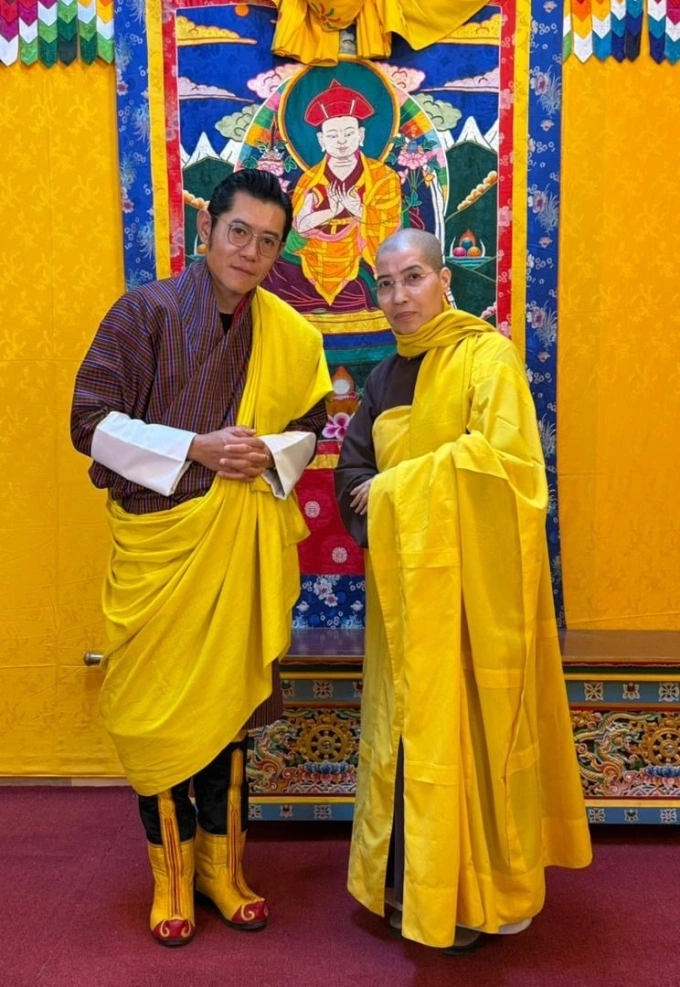 Quốc vương Bhutan và vị trụ trì Bảo tháp Mandala Tây Thiên tại Lễ cầu nguyện hòa bình thế giới năm 2025 tại Bhutan. Ảnh: Nhân vật cung cấp