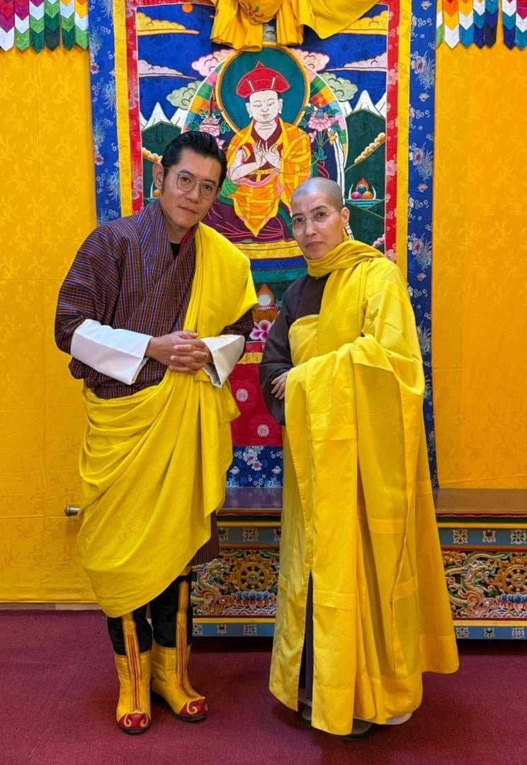 Quốc vương Bhutan cùng Ni sư trụ trì Đại Bảo tháp Mandala Tây Thiên tại Đại lễ Cầu nguyện Hòa bình thế giới 2025 ở Bhutan. Ảnh: Nhân vật cung cấp