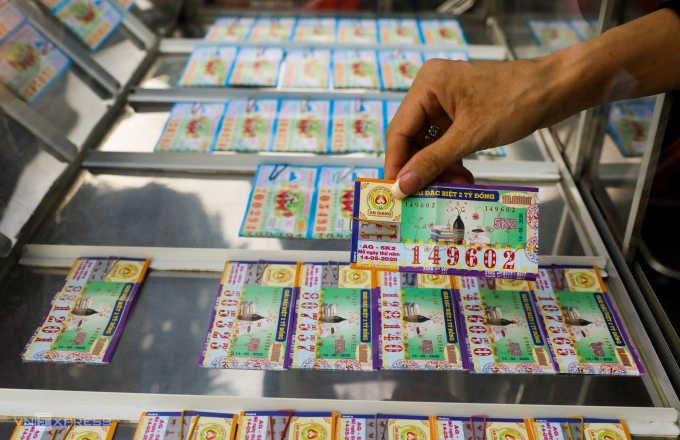 Người dân mua vé số tại một cửa hàng trên đường Xô Viết Nghệ Tĩnh, TP HCM. Người dân mua vé số tại cửa hàng TP HCM