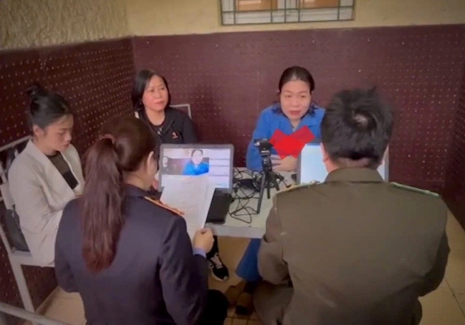 Bà Dung (áo xanh) tại cơ quan công an. Ảnh: Công an cung cấp