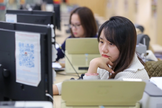 Cán bộ, công chức, viên chức làm việc Trung tâm Phục vụ hành chính công tỉnh Hà Tĩnh, tháng 11/2025. Ảnh: Đức Hùng