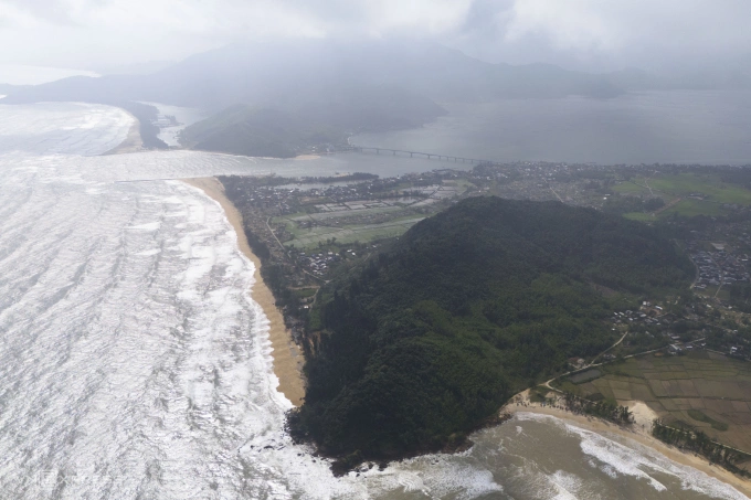 Núi Linh Thái nằm cạnh cửa biển Tư Hiền, nơi nối biển Đông với phá Tam Giang - Cầu Hai. Ảnh: Võ Thạnh