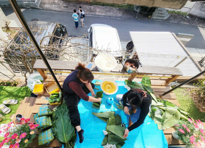 Phương Thảo và hàng xóm cùng gói bánh chưng mừng Tết Bính Ngọ. Ảnh: An Phương