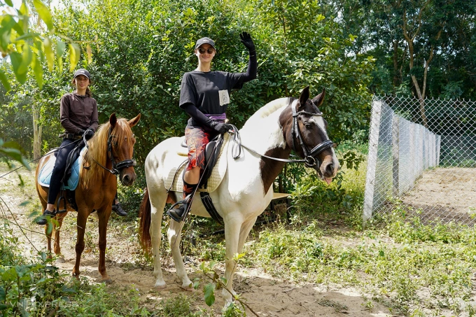 Những tình nguyện viên tại trang trại ngựa của Kseniia. Ảnh: Nguyễn Đông