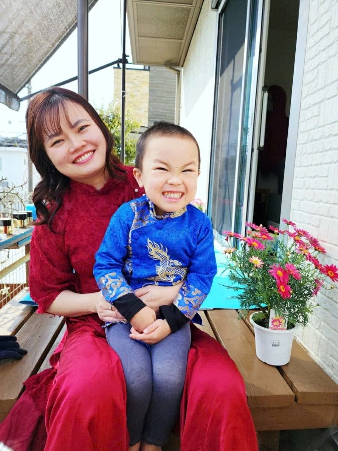 Phương Thảo và con trai diện áo dài trong những ngày Tết Bính Ngọ ở Nhật. Ảnh: An Phương