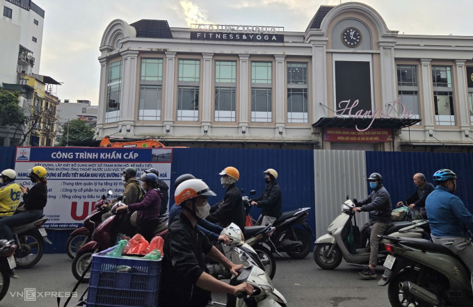 Rào chắn khu vực chợ Hàng Da để làm bể ngầm chống ngập. Ảnh: Võ Hải