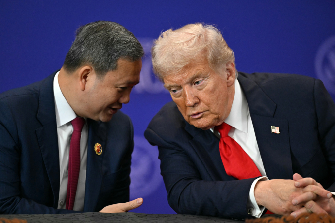 Tổng thống Mỹ Donald Trump (phải) và Thủ tướng Campuchia Hun Manet tại Malaysia ngày 26/10/2025. Ảnh: AFP