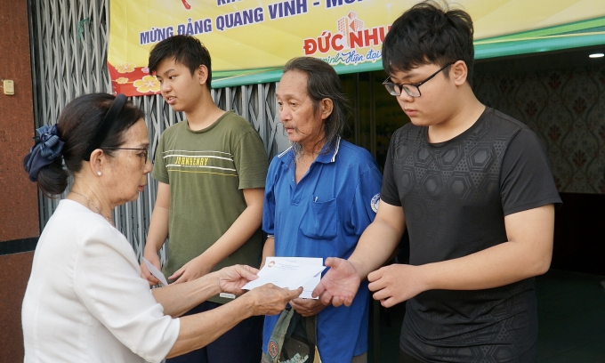 Đại diện Khu phố 21 trao quà cho những hộ còn khó khăn. Ảnh: Bảo Phương