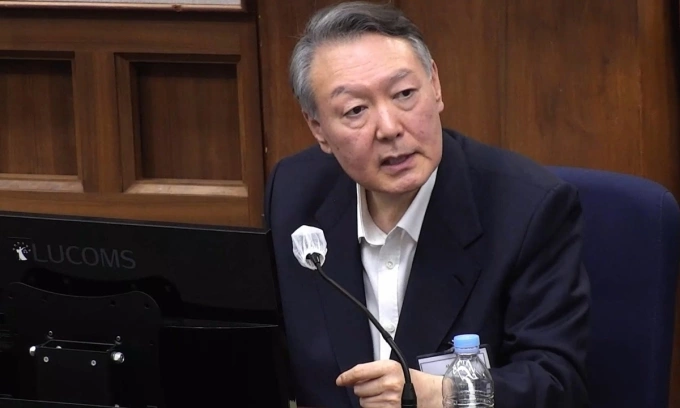 Cựu tổng thống Hàn Quốc Yoon Suk-yeol phát biểu tại tòa án ở Seoul hồi tháng 12/2025. Ảnh: Yonhap