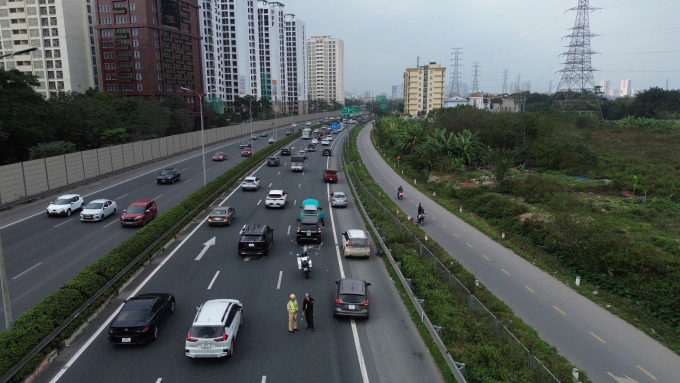 Dòng phương tiện vào Hà Nội trên cao tốc Pháp Vân – Cầu Giẽ chiều 21/2. Ảnh: Hiếu Đình