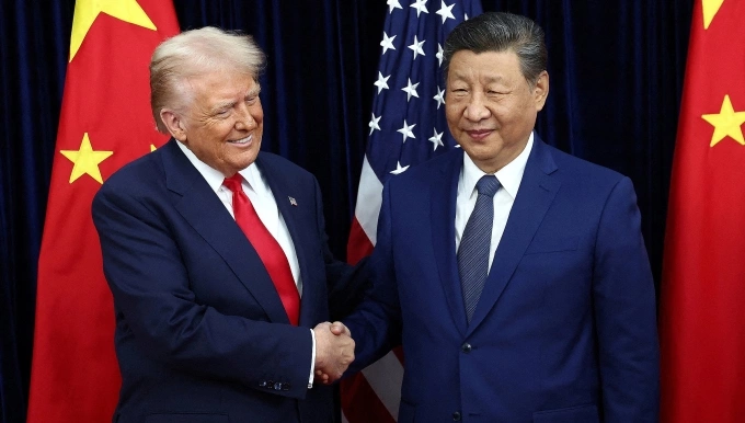 Tổng thống Mỹ Donald Trump (trái) và Chủ tịch Trung Quốc Tập Cận Bình tại Hàn Quốc hồi tháng 10/2025. Ảnh: Reuters
