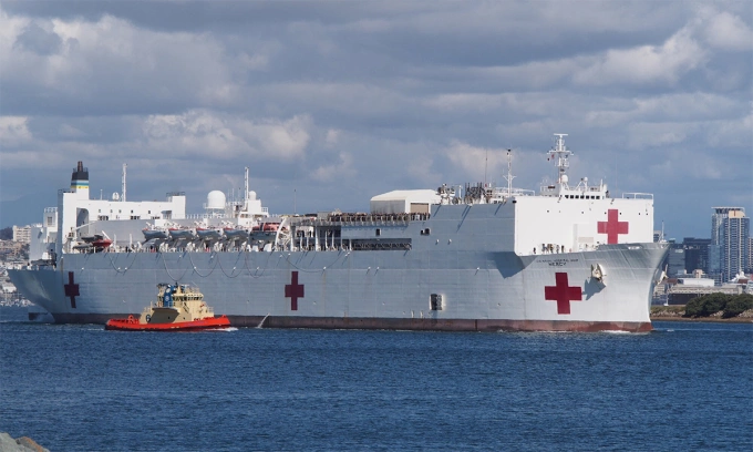 Tàu bệnh viện USNS Mercy tại San Diego, bang California tháng 3/2020. Ảnh: Parlos Verdes