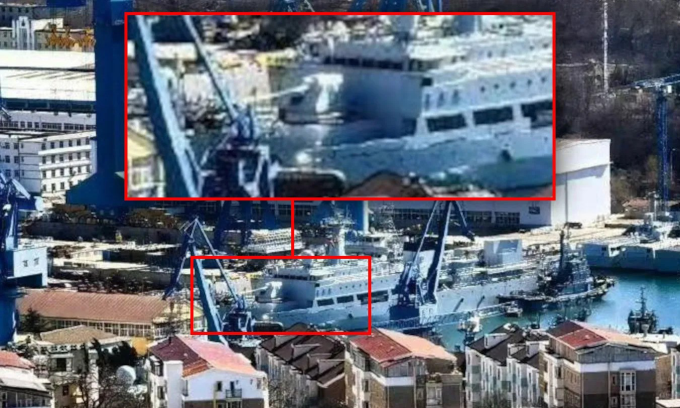 Pháo hạm cỡ lớn (khoanh đỏ) trên tàu thử nghiệm vũ khí tại nhà máy đóng tàu Liêu Ninh ở Trung Quốc trong ảnh đăng ngày 19/2. Ảnh: War Zone