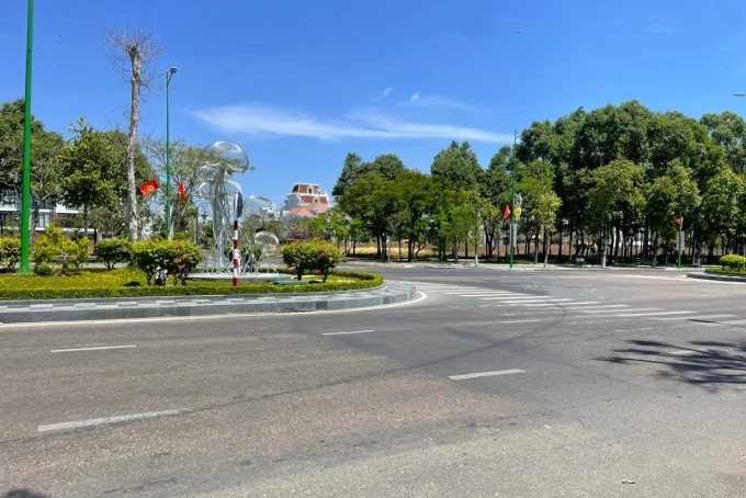 Góc cua đường Nguyễn Tất Thành vào đường nội bộ Khu đô thị biển Phan Thiết. Ảnh: Nguyễn Quốc