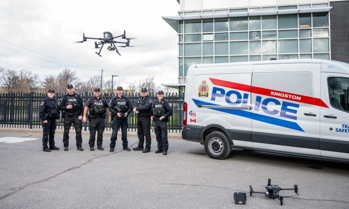 Cảnh sát Kingston và hai chiếc drone. Ảnh: Kingston Police