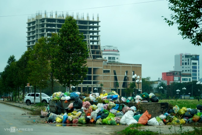 Điểm tập kết rác đầy ứ tại khu vực công viên nước Đông Hương. Ảnh: Lê Hoàng