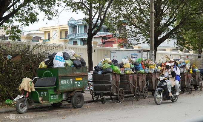 Điểm tập kết rác trên đường Hạc Thành, gần cổng trụ sở Công an tỉnh Thanh Hoá. Ảnh: Lê Hoàng