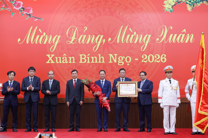 Thủ tướng Phạm Minh Chính thay mặt lãnh đạo Đảng, Nhà nước trao bằng chứng nhận Huân chương Lao động hạng Nhất tặng Viện Hàn lâm Khoa học và Công nghệ Việt Nam. Ảnh: Nhật Bắc
