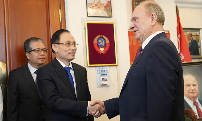 Bộ trưởng Ngoại giao Lê Hoài Trung gặp Chủ tịch Đảng Cộng sản Liên bang Nga Gennady Zyuganov . Ảnh: BNG