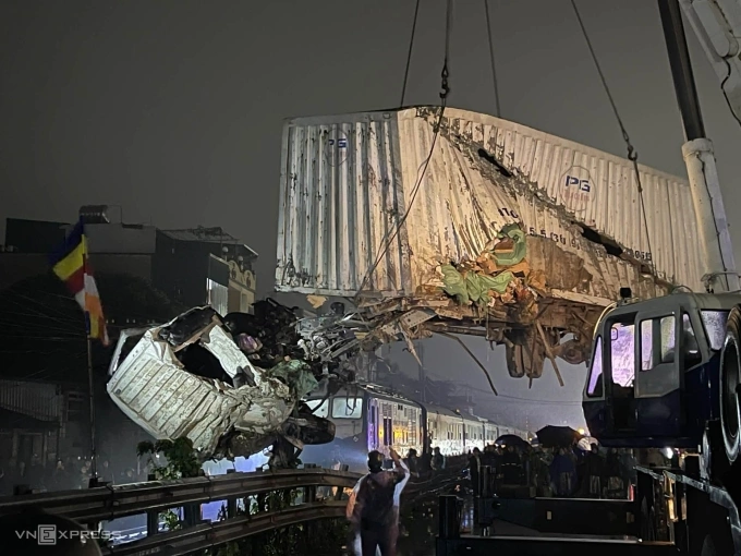 Xe container bị vò nát sau tai nạn. Ảnh: Việt An