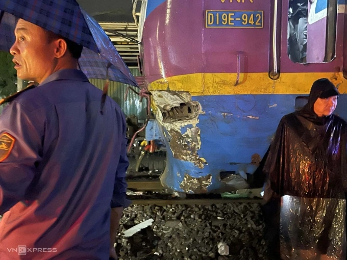 Đầu tàu bị móp sau cú va chạm. Ảnh: Việt An