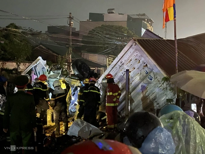 Xe container bị lật nghiêng. Ảnh: Việt An