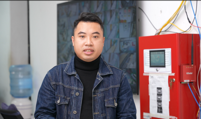 Đại diện cơ sở nói về việc triển khai lắp đặt thiết bị truyền tin báo cháy. Ảnh: GTel