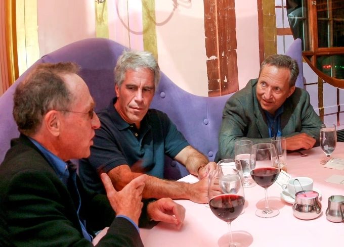 Larry Summers (phải) ngồi cùng Epstein (giữa) trong bữa tối tại Đại học Harvard hồi năm 2004. Ảnh: Boston Globe