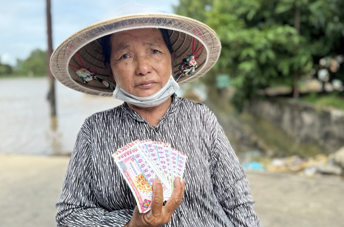 Một người bán vé số dạo tại Cần Thơ Một người bán vé số dạo tại Cần Thơ