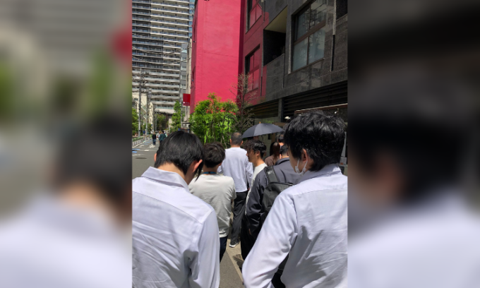 Thực khách Nhật Bản xếp hàng chờ thưởng thức mì tại Hà chan Ramen ở Tokyo, tháng 5/2025. Ảnh: X/momosuke