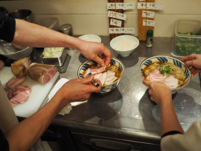 Đầu bếp chuẩn bị mì tại quán Hà chan Ramen của Lương Văn Hà tại Tokyo. Ảnh: Tokyo Keizai