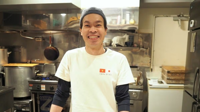 Đầu bếp Lương Văn Hà trong bếp của tiệm Hà chan Ramen ở Tokyo, Nhật Bản. Ảnh: Tokyo Keizai