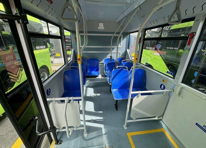 Bên trong xe buýt điện mới. Ảnh: Giang Anh