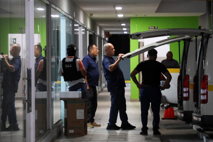 Điều tra viên Panama thu thập tài liệu sau cuộc khám xét văn phòng của PPC ngày 26/2. Ảnh: Reuters