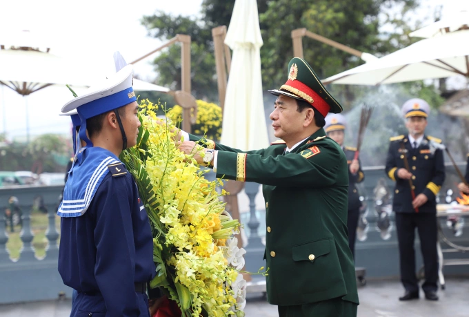 Bộ trưởng Quốc phòng Phan Văn Giang dâng hương tưởng niệm Đại tướng Võ Nguyên Giáp. Ảnh: Hoàng Phong
