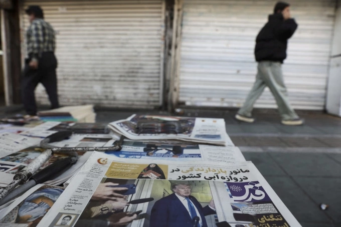 Một tờ báo với hình ảnh Tổng thống Mỹ Donald Trump trên trang bìa được bày bán tại thủ đô Tehran, Iran, hôm 19/2. Ảnh: Reuters