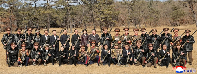 Ông Kim Jong-un và con gái chụp ảnh cùng các quan chức được tặng súng. Ảnh: KCNA
