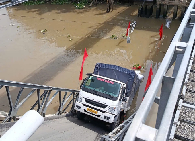 Hiện trường xe tải rớt xuống sông Thốt Nốt khi sập cầu 30 tháng 4, ngày 28/2. Ảnh: Nguyễn Mẫn