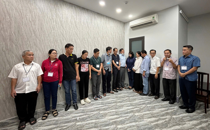 14 người thuộc 4 trung tâm lúc bị bắt. Ảnh: Công an cung cấp