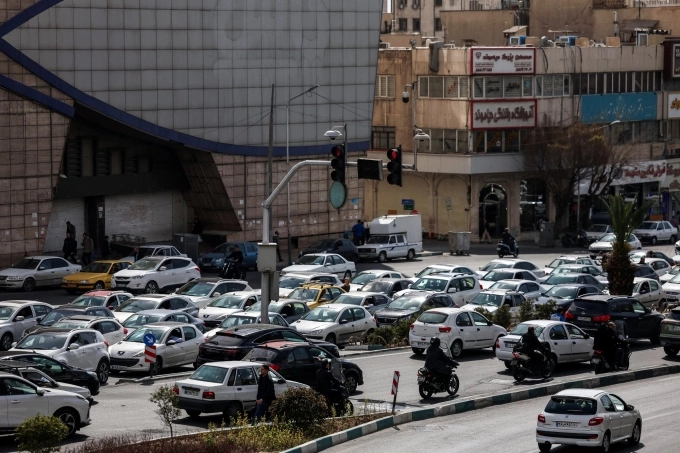 Ôtô xếp hàng rời Tehran. Ảnh: AFP