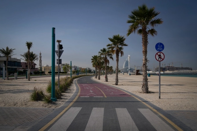 Một bãi biển công cộng ở Dubai vắng vẻ vào ngày 1/3. Ảnh: AP