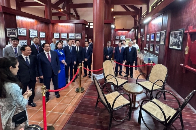 Thủ tướng Phạm Minh Chính và các đại biểu tham quan khu trưng bày chiếc bàn và ghế mây Thủ tướng Phạm Văn Đồng và Chủ tịch Hồ Chí Minh thường ngồi. Ảnh: Phạm Linh