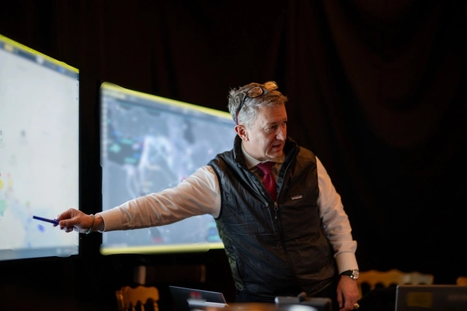 Chủ tịch Hội đồng Tham mưu trưởng Liên quân Mỹ tướng Dan Caine trao đổi với mọi người