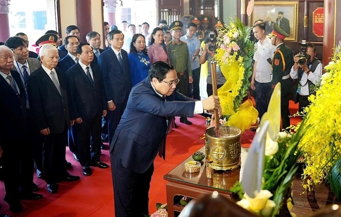 Thủ tướng Phạm Minh Chính dâng hương tưởng niệm cố Thủ tướng Phạm Văn Đồng, sáng 1/3. Ảnh: Phước Ngọc