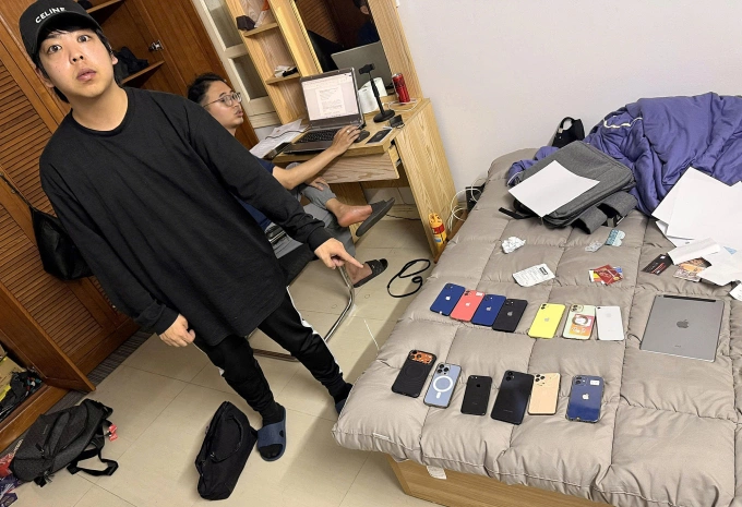 Công an bắt quả tang nghi phạm cùng nhiều tang vật. Ảnh: Công an cung cấp