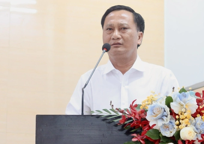 Luật sư Hà Hải trình bày chương trình hành động trong buổi tiếp xúc cử tri. Ảnh: Bình Nguyên